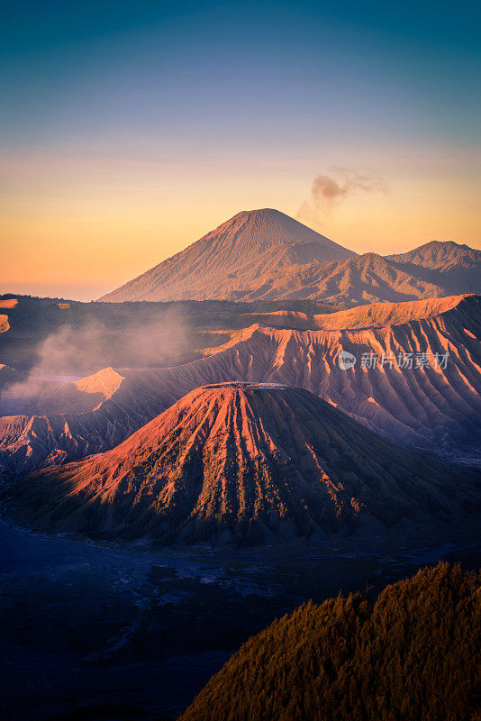 在印度尼西亚东爪哇的Bromo Tengger塞墨鲁国家公园，Bromo火山(Gunung Bromo)日出与彩色的天空背景。